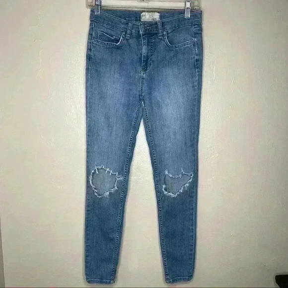 Free People We The Free Busted Distressed Skinny Ankle Jeans Sz 26 - Picture 1 of 10